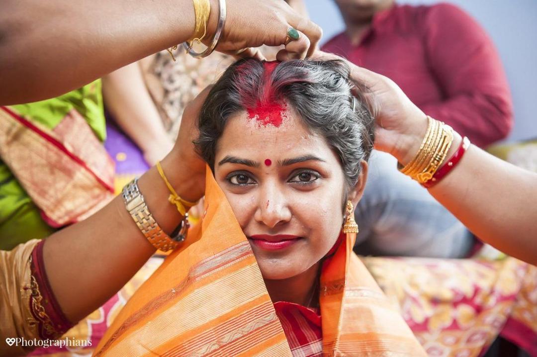 Tak Hanya Riasan Wajah, Ini Makna Sindoor di Dahi Wanita India