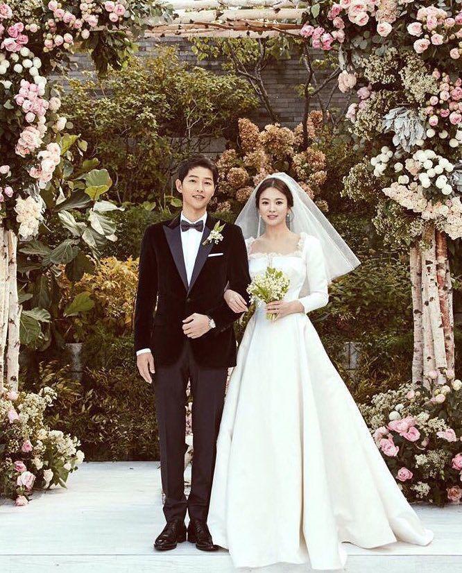 Setahun Menikah, 10 Potret Song Song Couple yang Auranya Makin Memikat