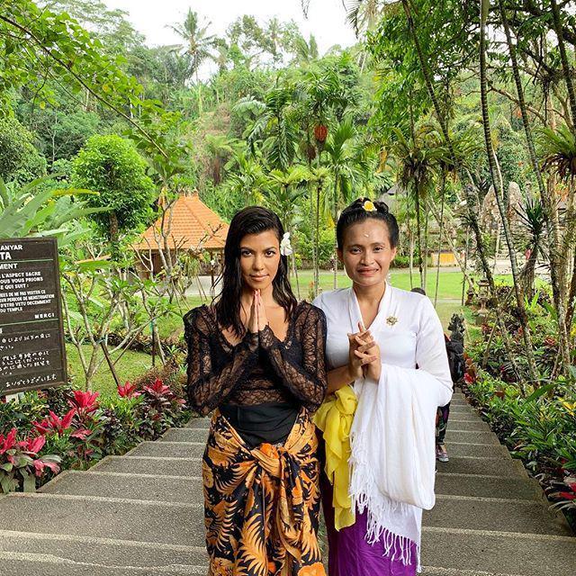 10 Potret Keseruan Kardashian Bersaudara Liburan di Bali, Sister Goals