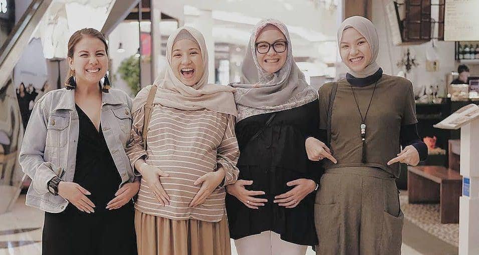 Hits Abis, 7 Artis Ini Memancarkan Pesona Cantiknya Bumil!