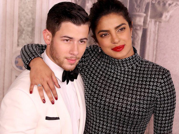 Usia Lebih Tua, 5 Artis India Ini Jatuh Ke Pelukan Brondong Lho!
