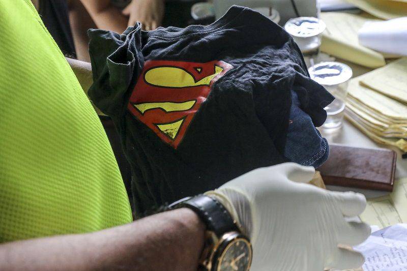 (Anggota DVI Antemortem Biddokkes Polda Kepulauan Bangka Belitung memeriksa baju terakhir yang dipakai oleh korban jatuhnya pesawat Lion Air JT 610) ANTARA FOTO/Ananta Kala