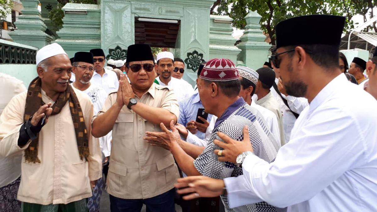 Berziarah ke Makam Sunan Ampel, Prabowo Salat Jumat Bareng Warga