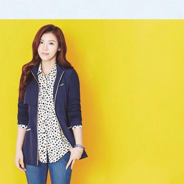 7 Outer Ala Ha Ji Won Ini Bikin Kamu Tetap Stylish di Musim Hujan