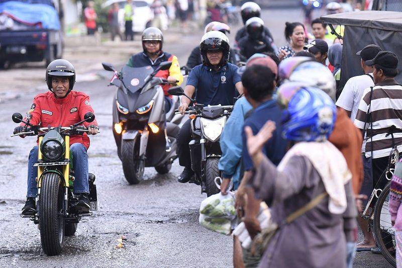 (Jokowi naik motor modifikasi saat meninjau harga bahan pokok di Pasar Anyar, Tangerang) ANTARA FOTO/Puspa Perwitasari