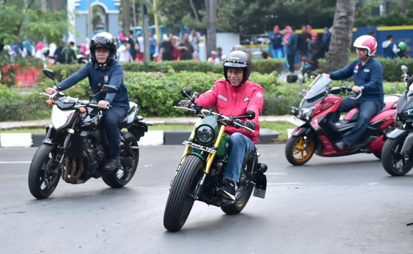 Ini Daftar Harga Outfit Jokowi Saat Naik Motor ke Pasar Anyar!