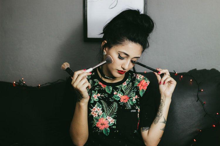 5 Makeup Essentials yang Wajib Dibawa Saat Sedang Bepergian