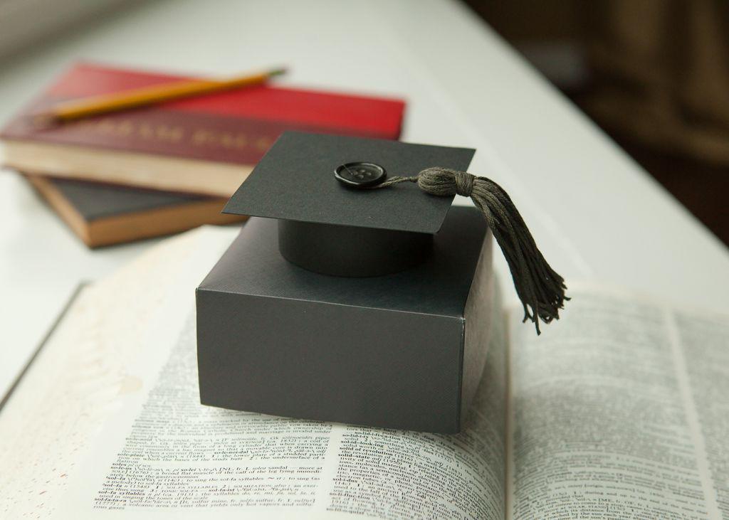 Gak Harus Bunga, Ini 7 Hadiah Wisuda yang Bermanfaat dan Terjangkau