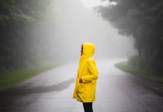 Kelihatannya Sepele, tapi Penting Nih! 5 Tips Memilih Jas Hujan