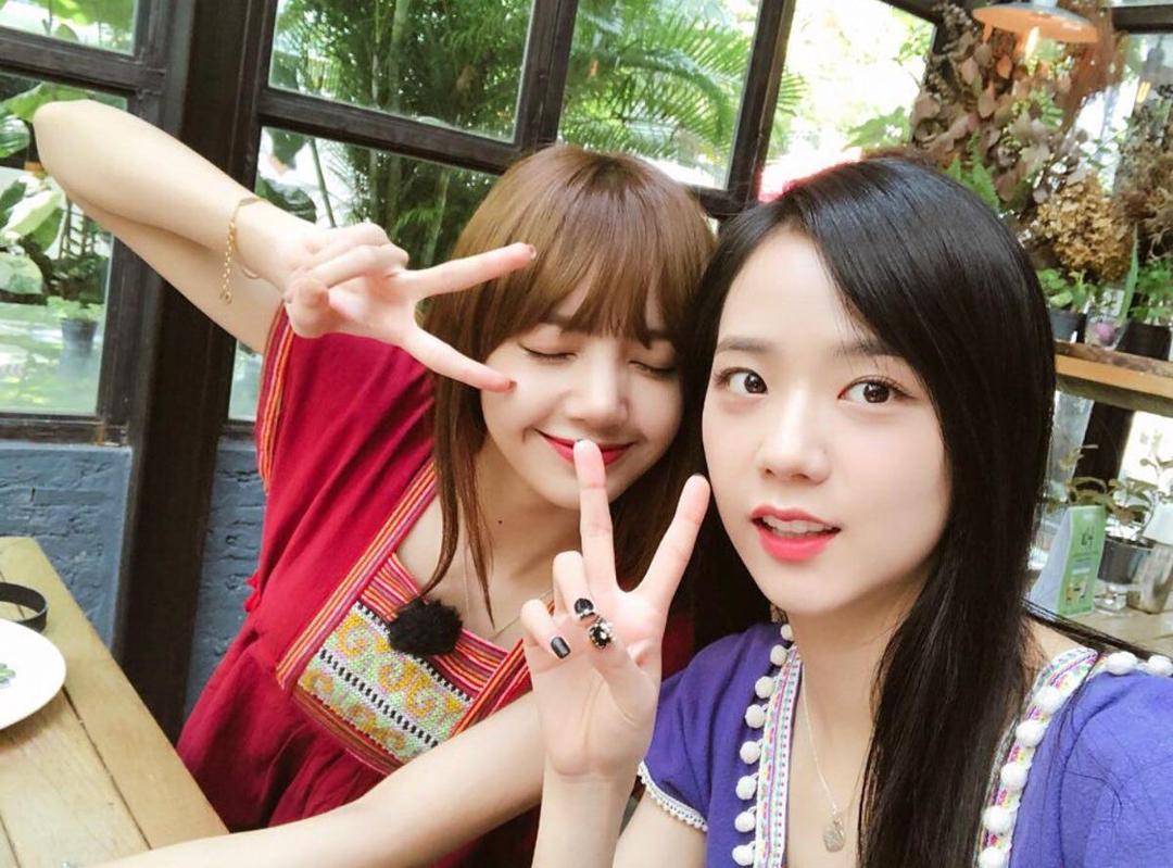 Terpaut Usia 2 Tahun, Intip 8 Potret Kedekatan Jisoo & Lisa BLACKPINK!