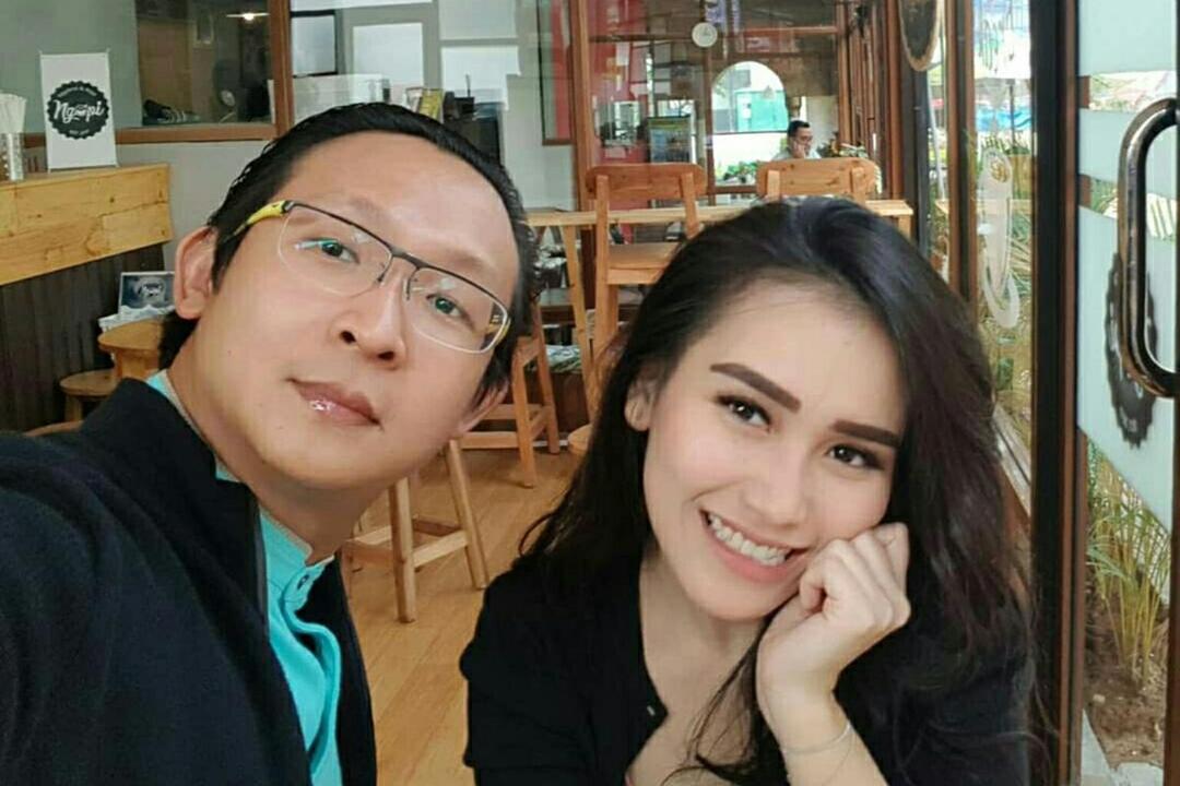 Kerja di Dunia Hiburan, 5 Artis Ini Digosipkan Pacaran dengan Produser