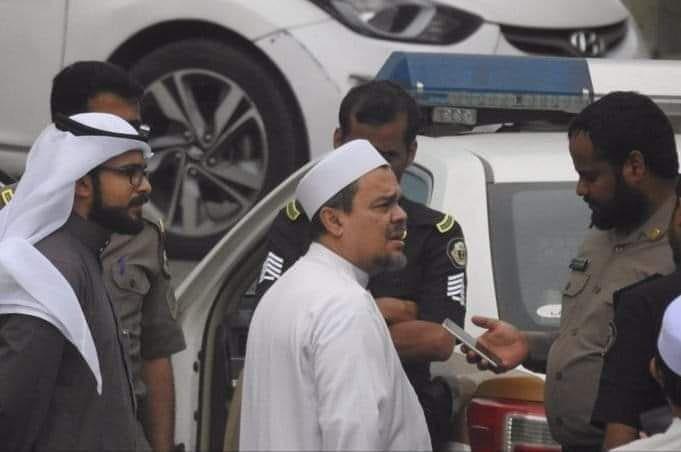 Rizieq Shihab Dimintai Keterangan Polisi Saudi Soal Bendera Tauhid