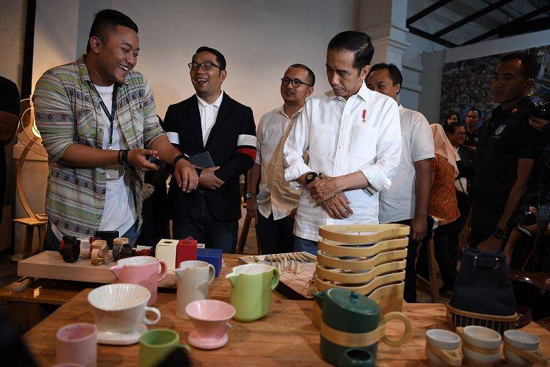 (Jokowi berdiskusi dengan masyarakat kreatif Bandung di Simpul Space, Bandung) ANTARA FOTO/Wahyu Putro A
