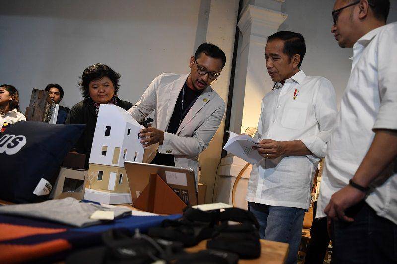 (Jokowi berdiskusi dengan masyarakat kreatif Bandung di Simpul Space, Bandung) ANTARA FOTO/Wahyu Putro A