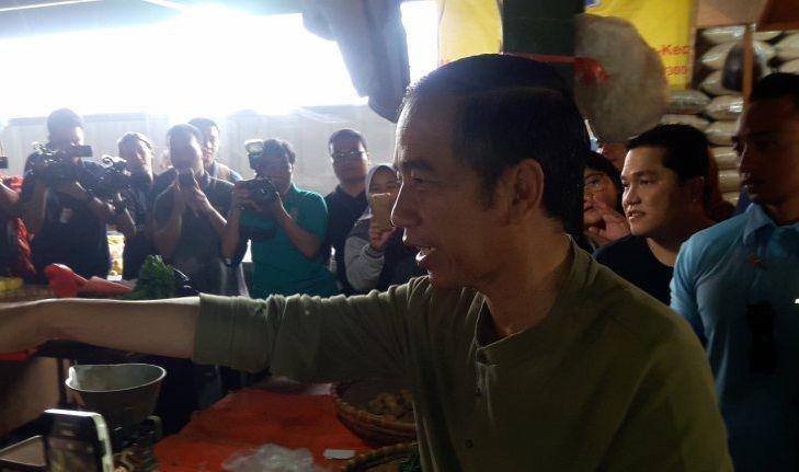 Blusukan ke Pasar Cihaurgeulis Bandung, Jokowi Beli Ubi dan Kangkung