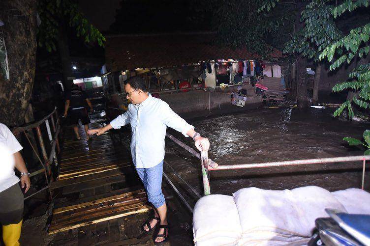 (Gubernur DKI Jakarta Anies Baswedan meninjau banjir di Cipinang Melayu, Jakarta Timur) Instagram/@aniesbaswedan