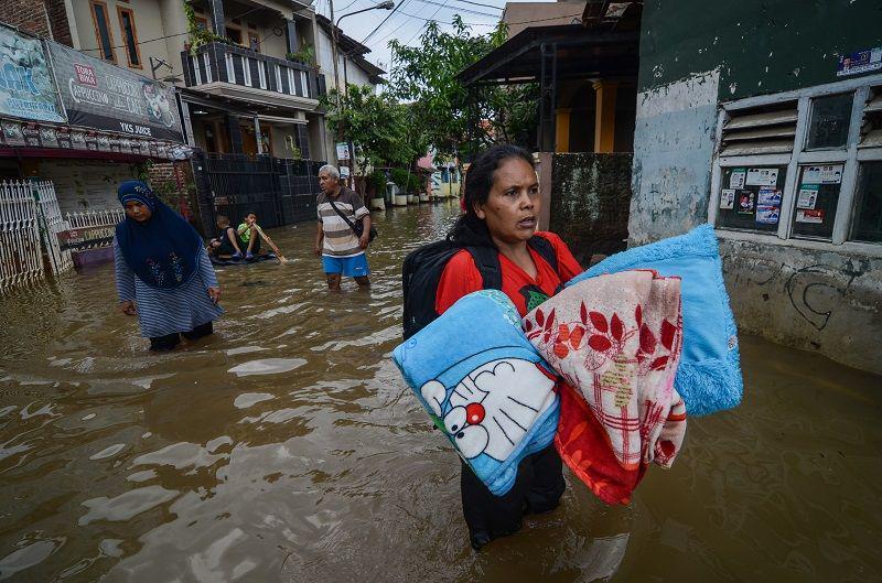 (Banjir yang melanda Kampung Bojong Asih, Dayeuhkolot, Kabupaten Bandung) ANTARA FOTO/Raisan Al Farisi