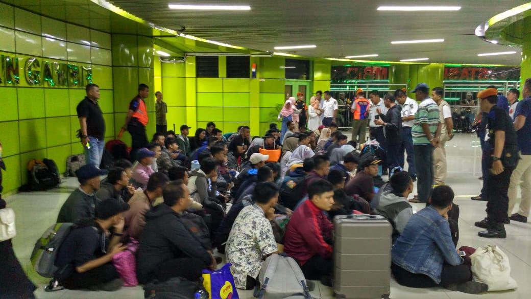 Termakan Hoaks, Ratusan Orang Terlantar di Stasiun Gambir