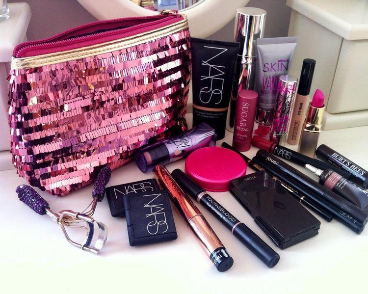 Gak Lebih dari 30 Menit, 5 Makeup Ini Bisa Bikin Wajahmu Fresh