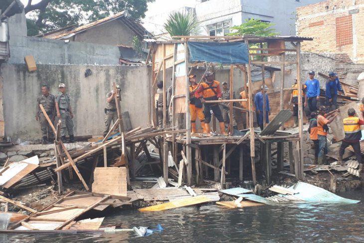Sebabkan Banjir, Bangunan Liar di Bantaran Kali Item Dibongkar