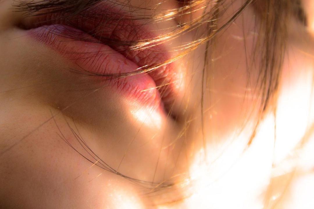 5 Cara Menghilangkan Bibir Hitam Ampuh Secara Cepat dan Alami