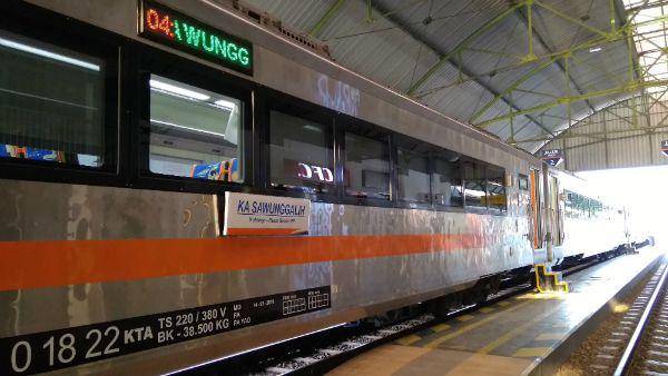 Sensasi Naik Kereta Ekonomi Premium dari Kutoarjo ke Jakarta, Seru!