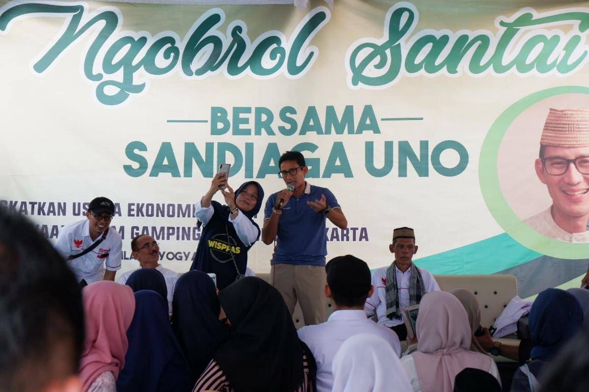 (Sandiaga Uno tetap melayani swafoto ketika menjelaskan program) IDN Times/Yogie Fadila
