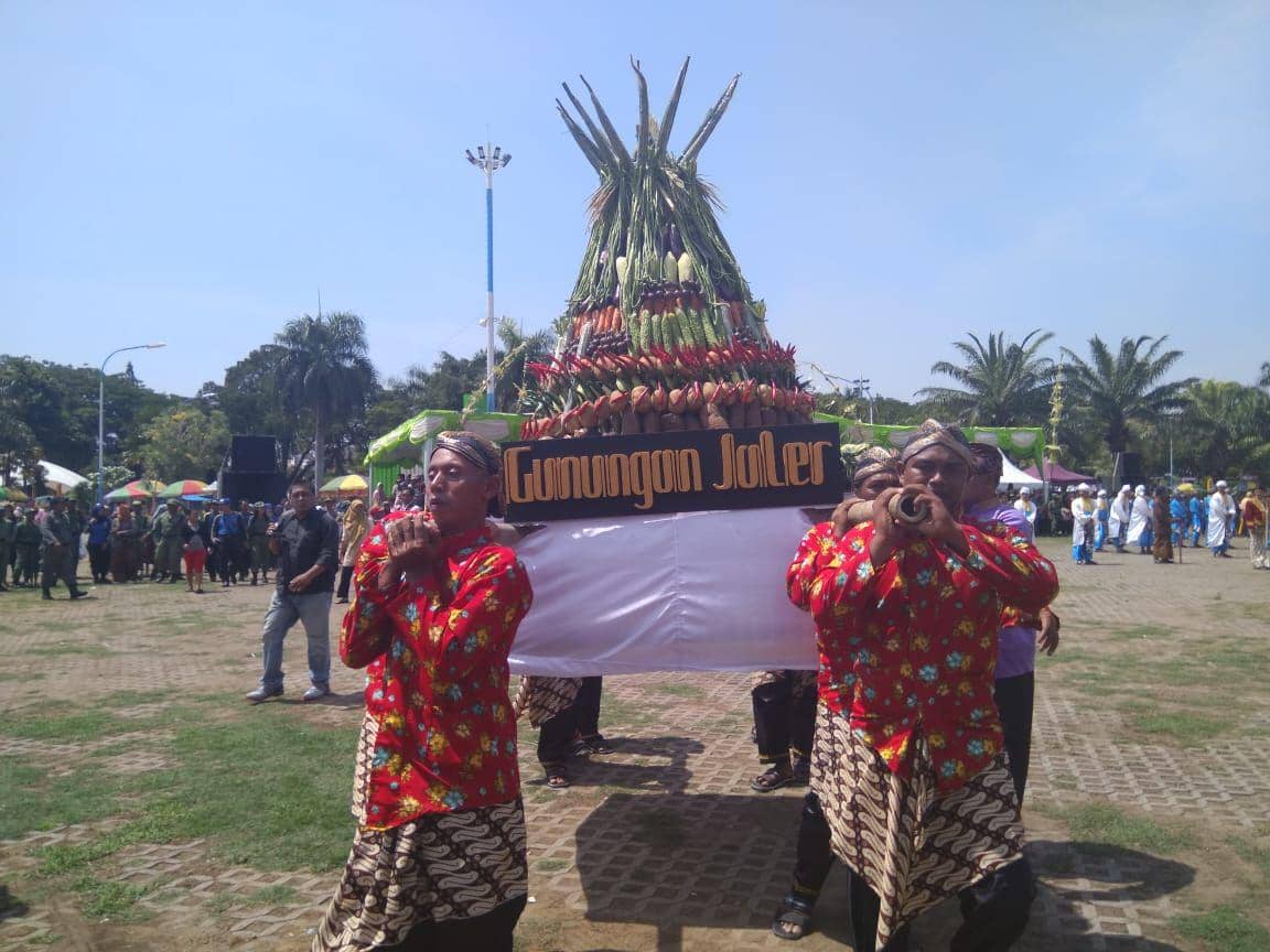 Peringati Maulid Nabi, Warga Kota Madiun Rebutan Gunungan