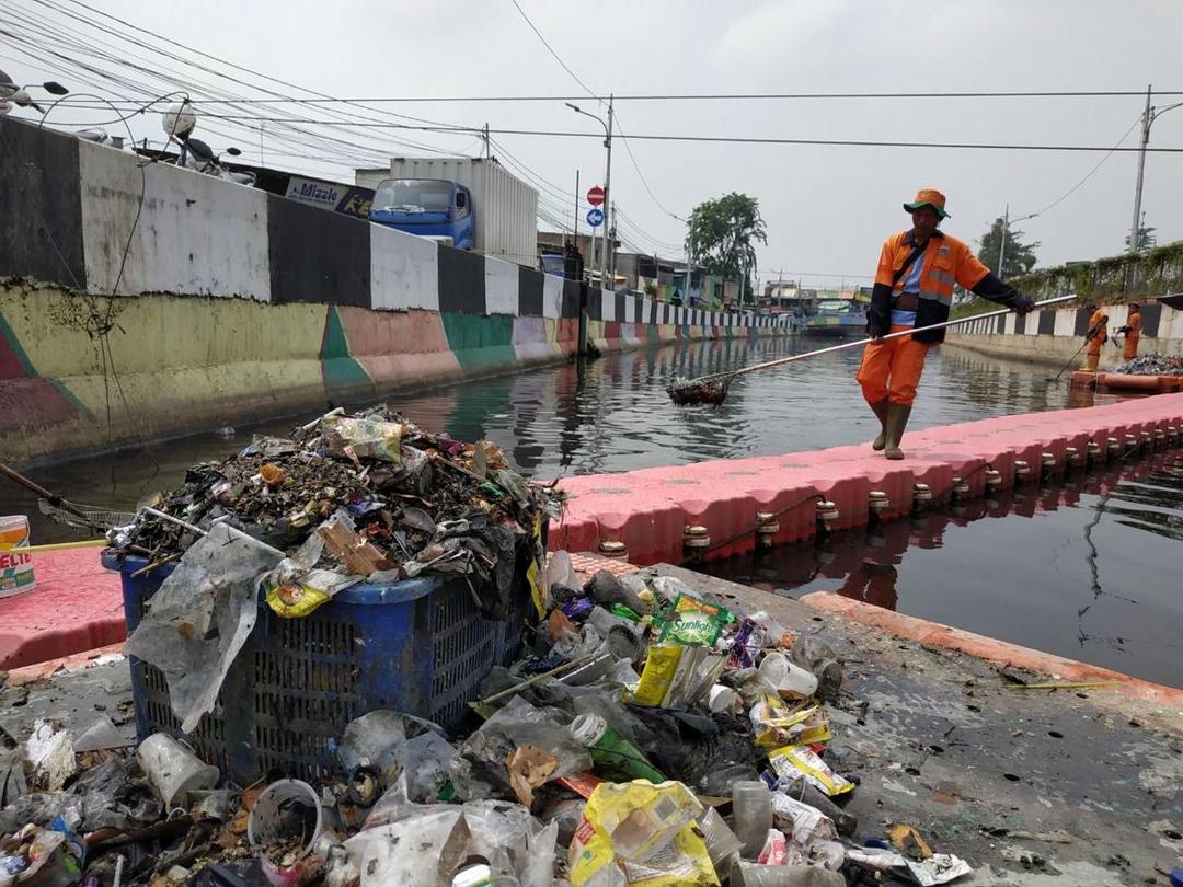Teluk Jakarta Penuh Sampah, Anies Akan Saring Sungai