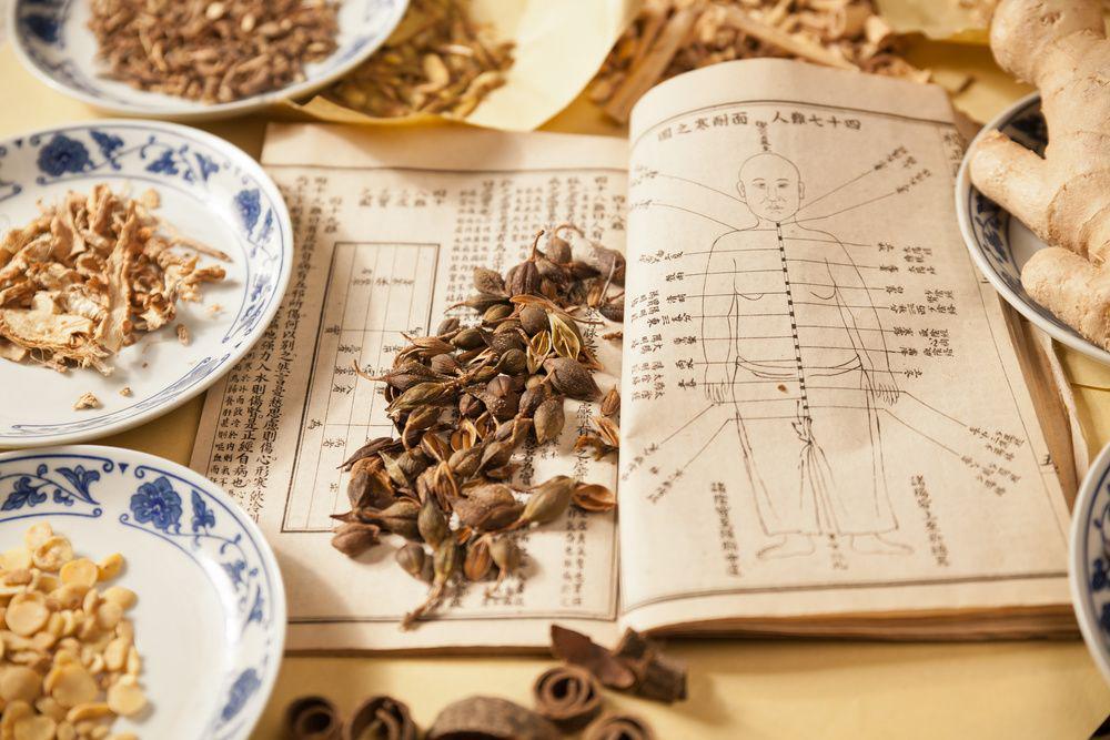 7 Praktik Pengobatan Tradisional Cina yang Tampak Aneh Tapi Ampuh