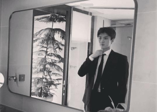 Keren Abis, Ini 12 Kompilasi Mirror Selfie ala Sehun EXO