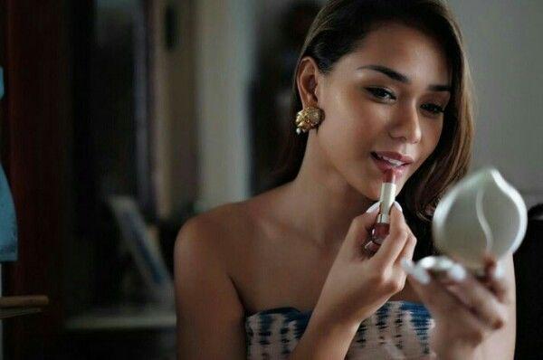 5 Warna Lipstik yang Bikin Cewek Kulit Sawo Matang Makin Eksotis