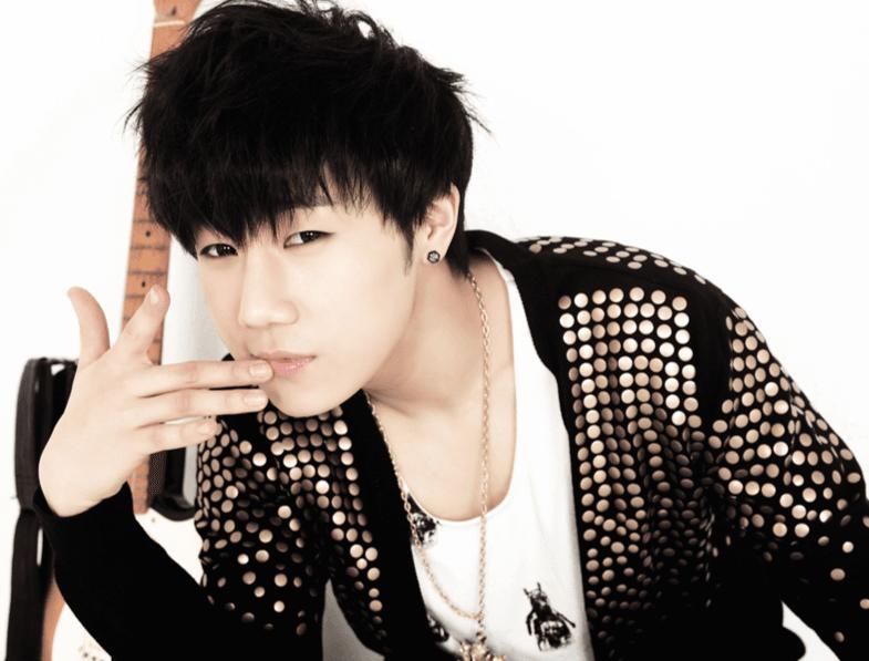 10 Idol KPop Cowok Ini Punya Tangan Super Indah Seperti Wajahnya