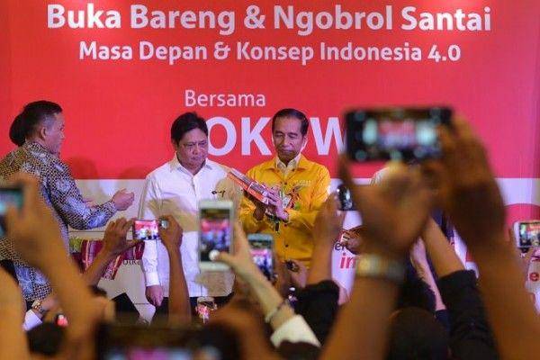 Menko Perekonomian Airlangga Hartarto bersama Presiden RI Joko Widodo. (Istimewa)
