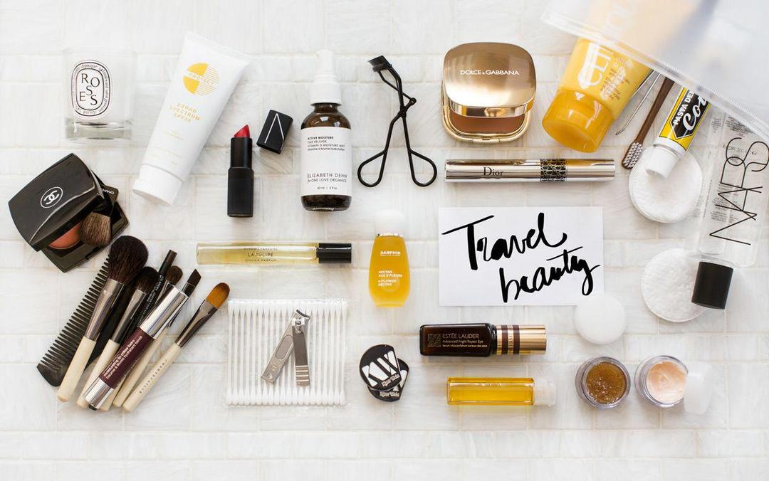 8 Barang yang Wajib Ada di Makeup Pouch Kamu saat Naik Kereta