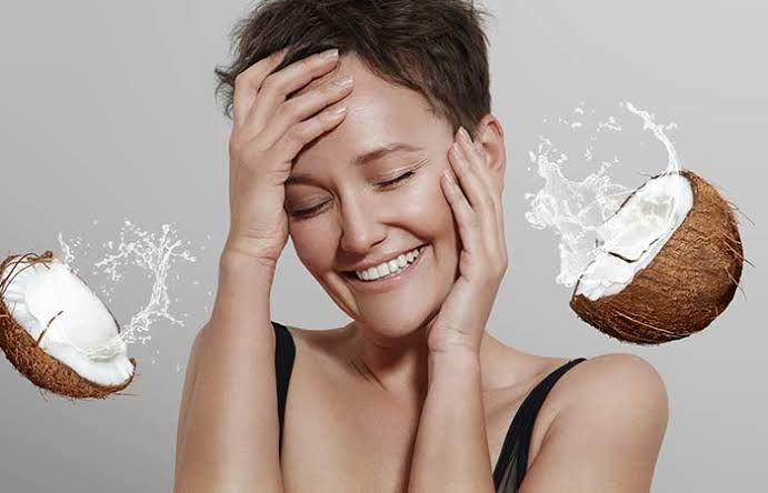 Gak Cuma Seger, Air Kelapa Ternyata Punya Manfaat Untuk Kecantikan