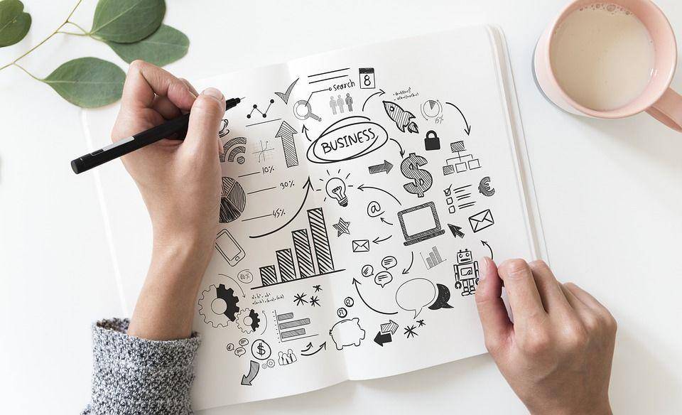 Ilustrasi orang menulis (pixabay/rawpixel)
