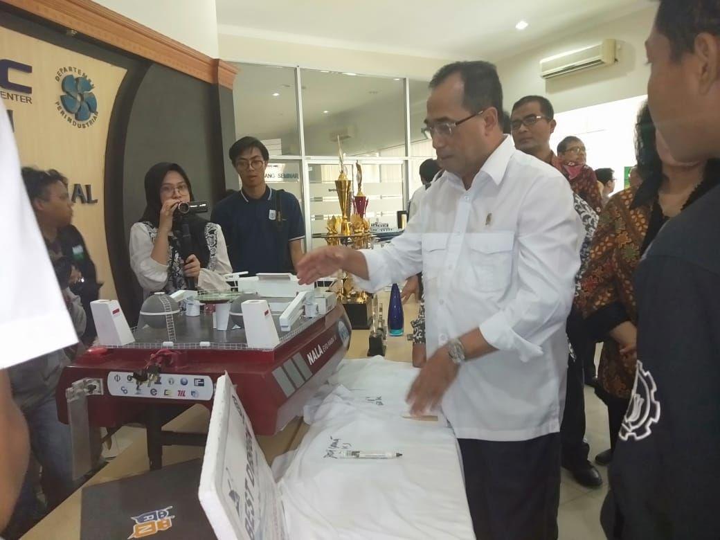 Menhub Kesengsem dengan Kapal Bambu Buatan ITS