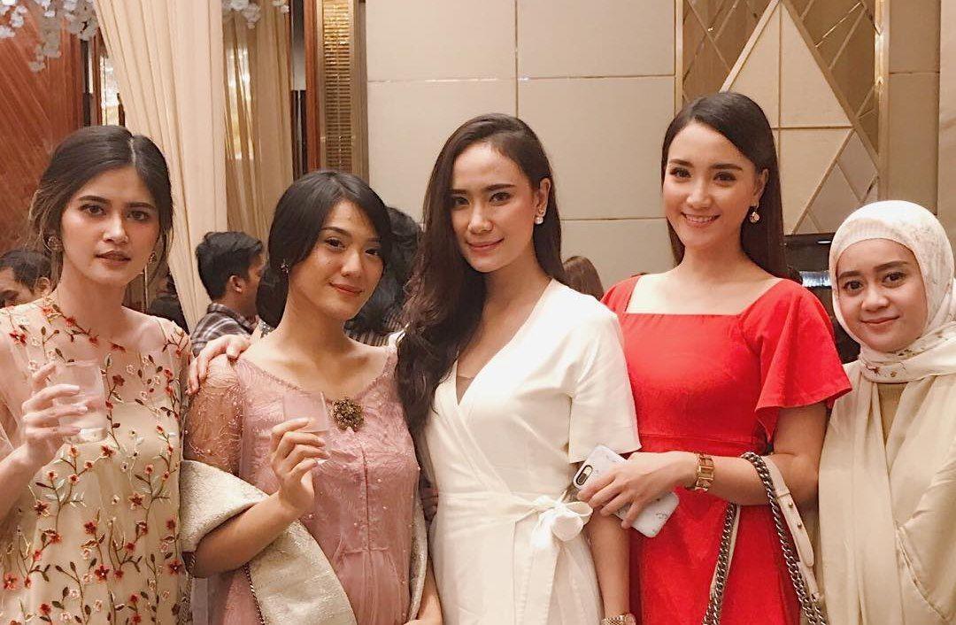 Adu Gaya Fashion Para Artis Hadiri Pernikahan Ge Pamungkas-Anastasia