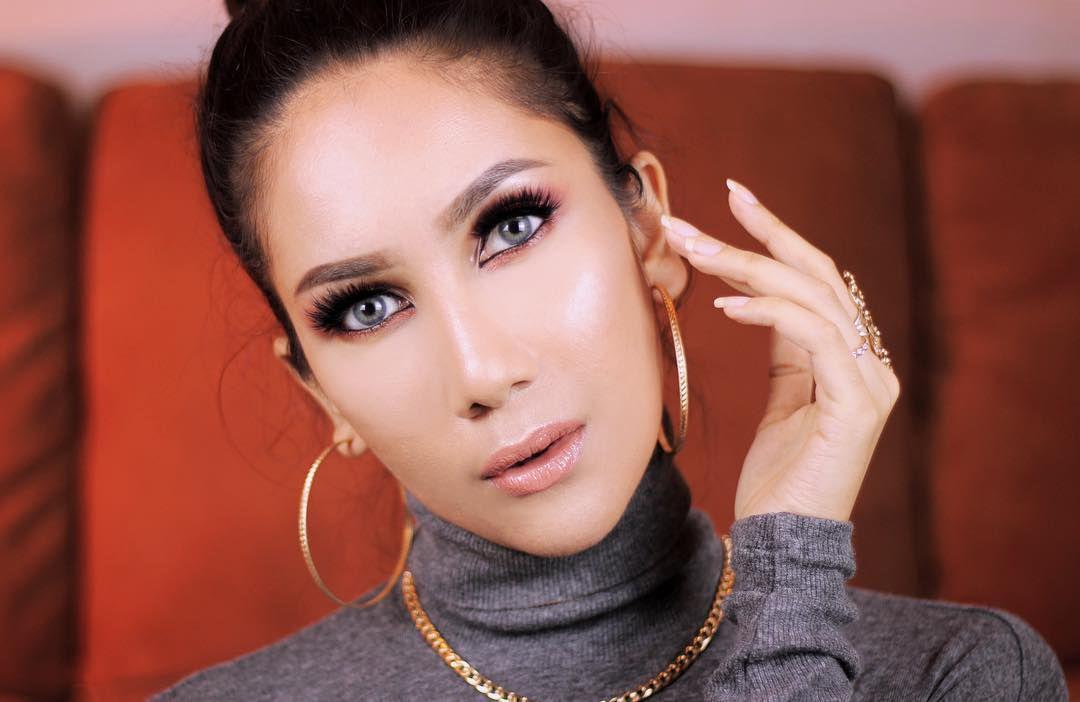 Super Glowing, Ini 7 Rekomendasi Makeup Pemula ala Suhay Salim