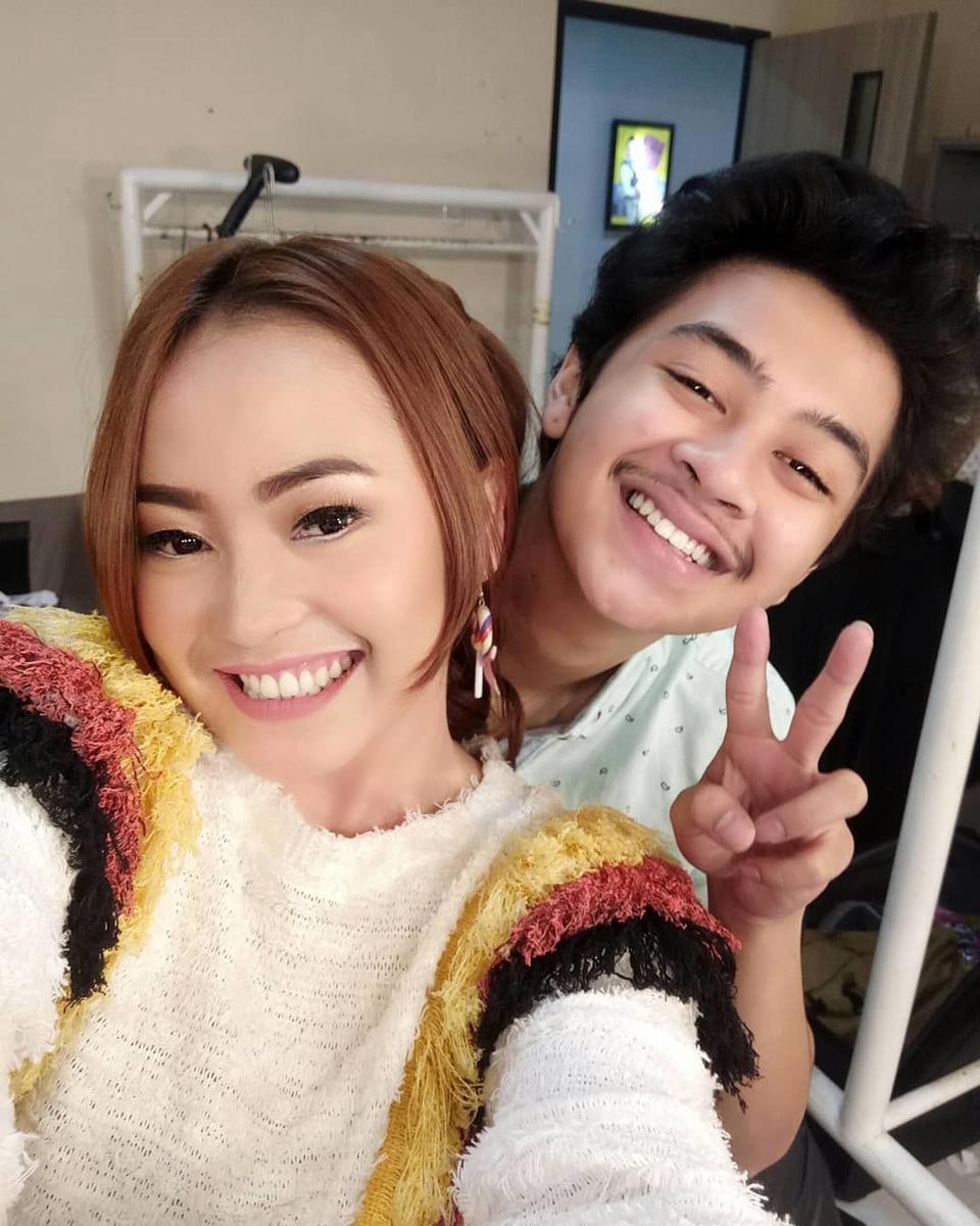 10 Potret Terbaru Mpok Alpa yang Kini Makin Tenar & Cetar!