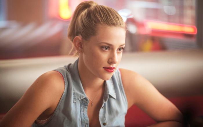 Girls, 10 Inspirasi Fashion Ala Betty Cooper Ini Cocok Buat Hangout
