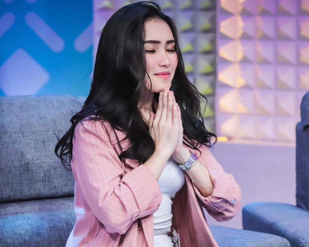 Simple Tapi Keren! Ini 7 OOTD ala Ayu Ting-Ting!