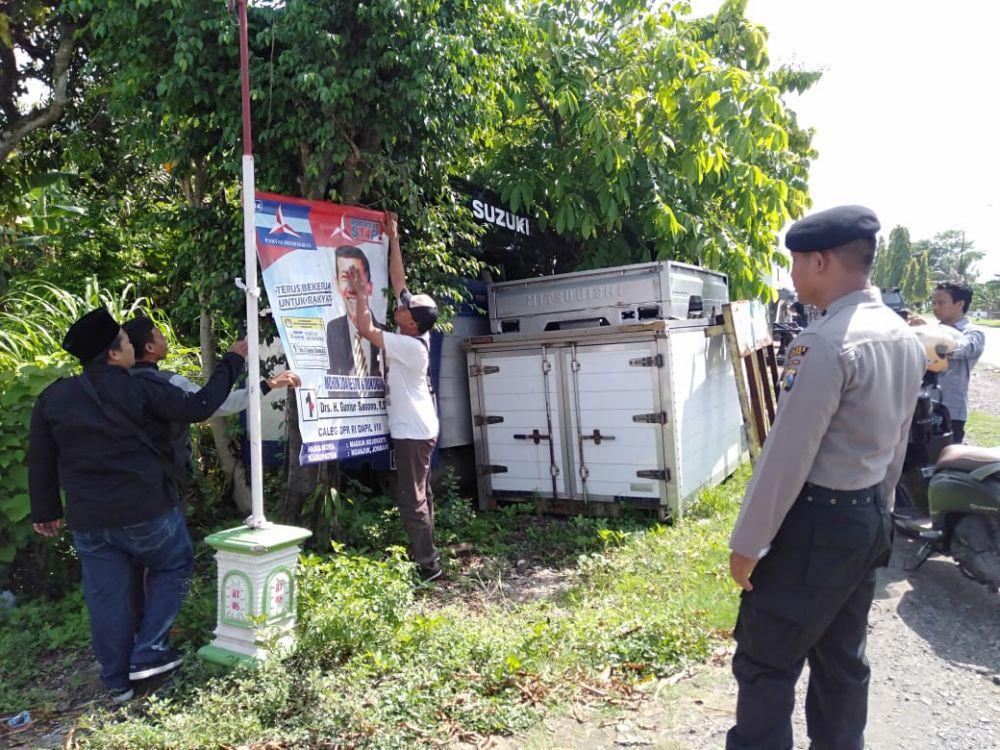 Bawaslu Copot Paksa Alat Peraga Kampanye di Kabupaten Madiun