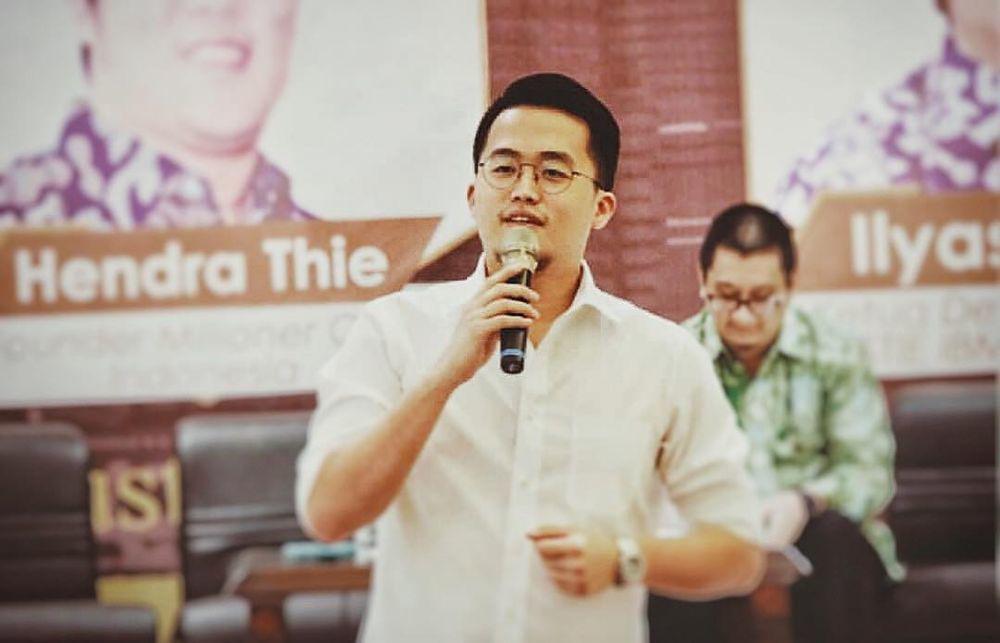 Abraham Sridjaja, Terjun ke Dunia Politik Akibat "Dikerjai"