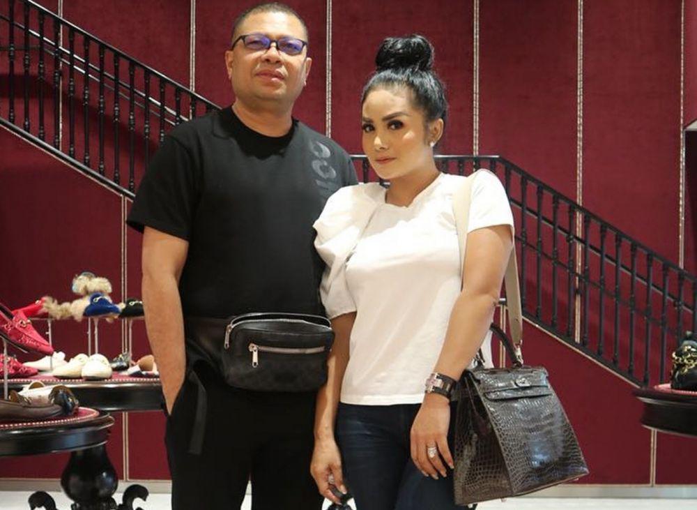 Miliaran Rupiah, Ini 10 Harga Fashion Item Mahal Krisdayanti