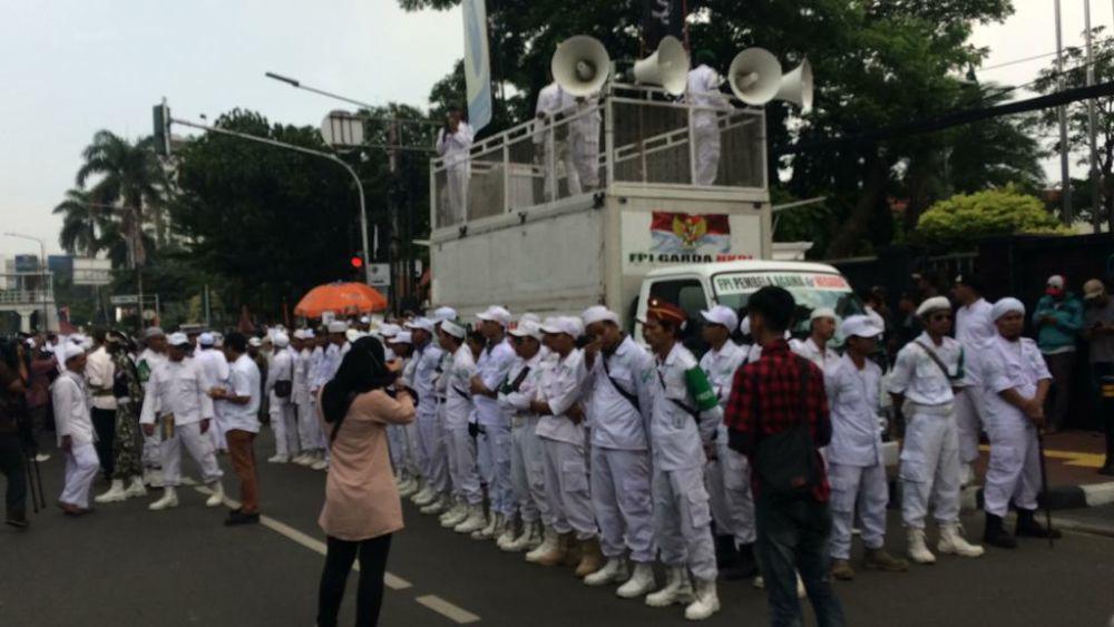 Dianggap Tak Sesuai Syariat, Laskar FPI Aceh Potong Celana Ketat ABG