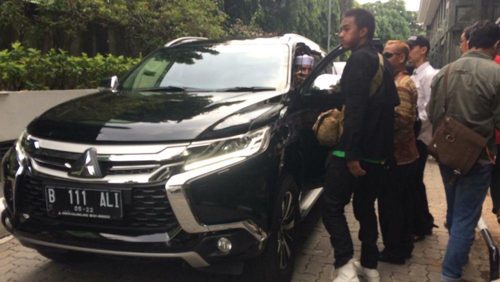 Hadiri Pemeriksaan Bareskrim, Bahar bin Smith Tumpangi Mobil 'Mewah'