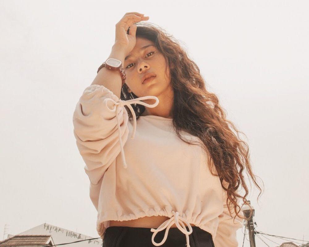 Intip 7 Inspirasi Outfit Hangout Simpel Ala Nadin 'Cakecaine' Yuk!