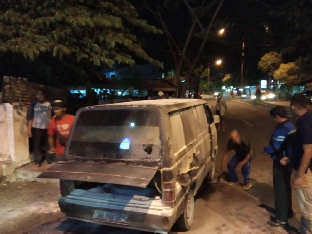 VIDEO: Aksi Nunung saat Padamkan Mobil  Terbakar di SPBU Karangente